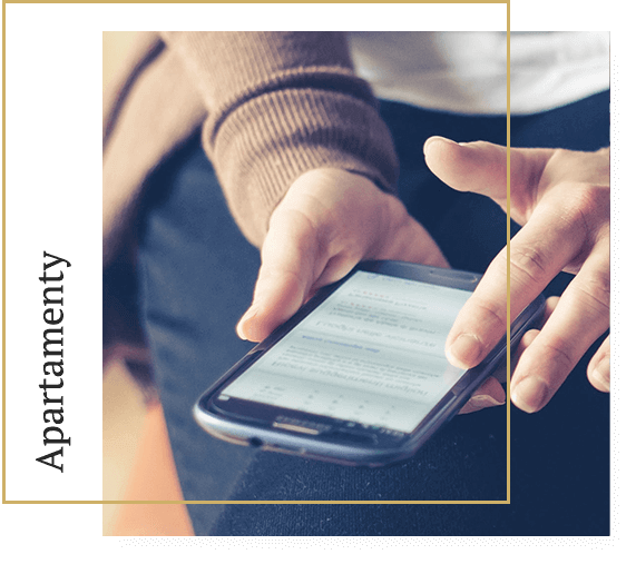 Smartphone na kolanach